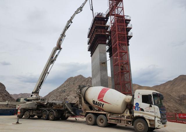 中國十七冶連霍高速什川黃河特大橋首座雙肢實心墩柱順利封頂，混凝土泵送技術再創佳績